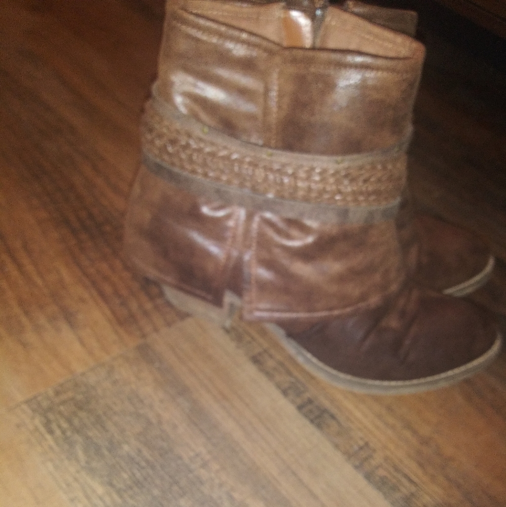 Boots - Picture 5 of 7